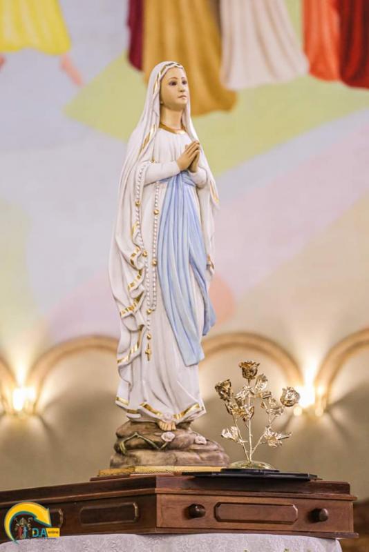 Bispo entrega Rosa Dourada a Nossa Senhora