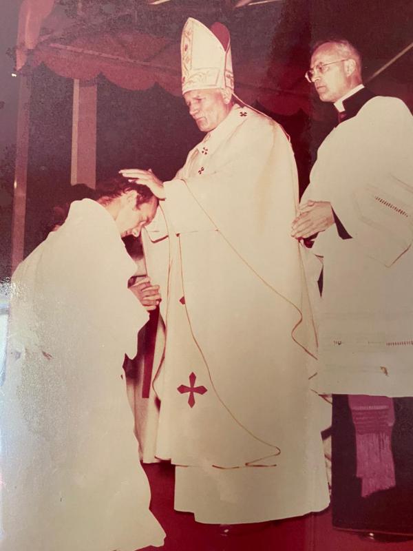 Padre José Luís que foi ordenado por São João Paulo II completa 40 anos de sacerdócio