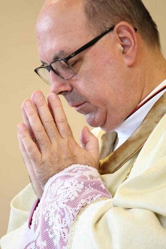 Bispo e futuros diáconos em retiro 