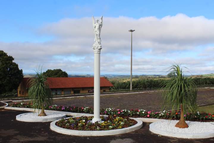 Paróquia Santo Antonio de Pádua de Apucarana recebe monumento em homenagem a São Miguel Arcanjo