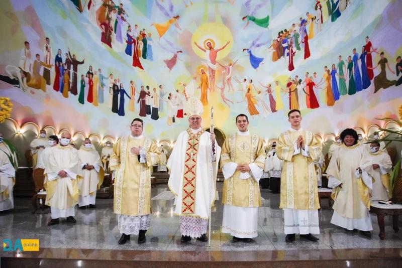Bispo preside missa de ordenação de novos diáconos transitórios