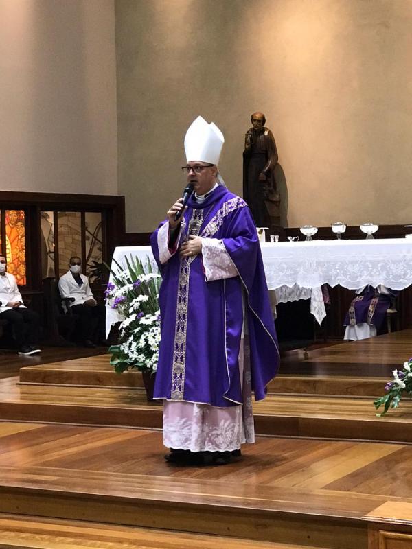 Bispo celebra Finados em Apucarana e Arapongas