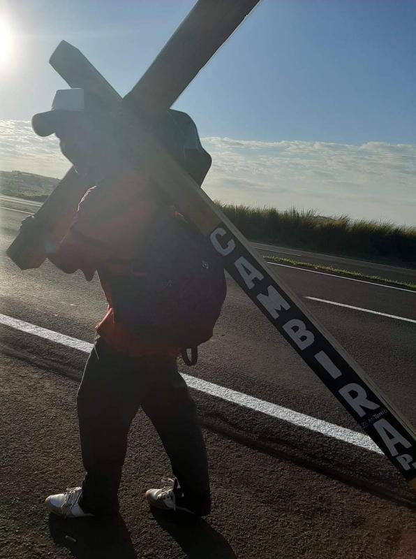 Devoto sai a pé de Cambira carregando cruz rumo ao Santuário Nacional de Nossa Senhora Aparecida