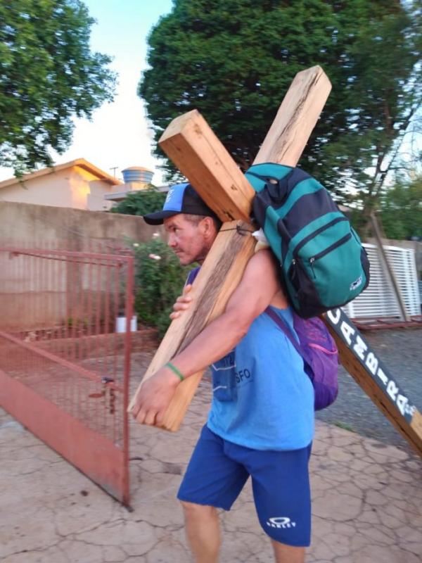 Devoto que segue rumo ao Santuário Nacional de Nossa Senhora Aparecida chega a Florestópolis 
