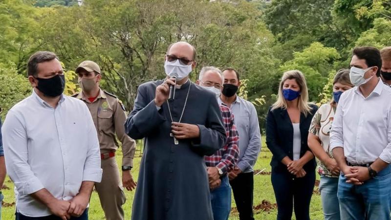 Bosque memorial homenageia vítimas da Covid-19 e recebe benção do Bispo Dom Carlos José de Oliveira