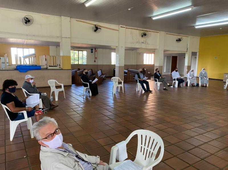 Padres do Decanato Centro e Centro Sul se reúnem com o Bispo em Borrazópolis 