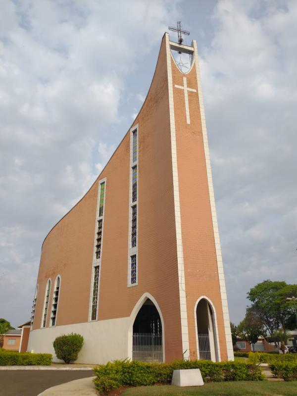 Padres tomam posses em suas novas paróquias 