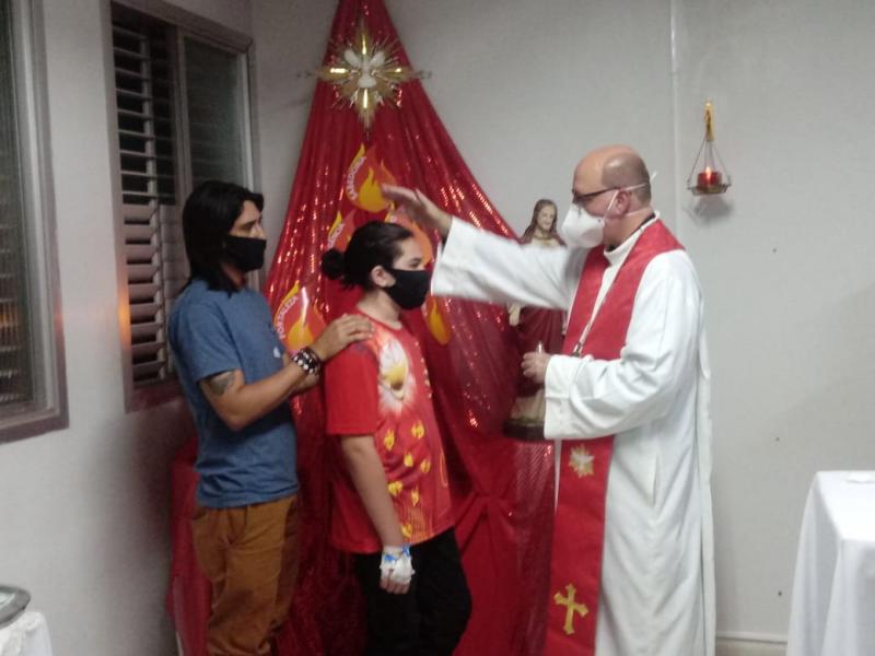 Bispo vai até hospital e realiza Crisma de jovem com tumor