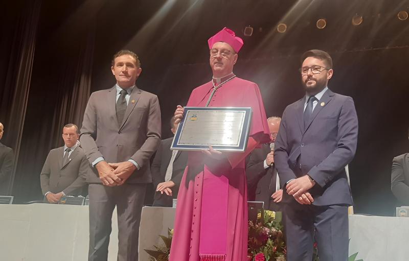 "Eu amo Apucarana" diz Bispo ao receber Título de Cidadão Honorário
