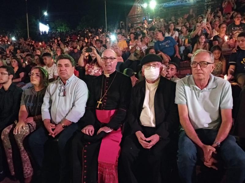 Dom Carlos José marca presença no Teatro da Paixão de Cristo em Arapongas