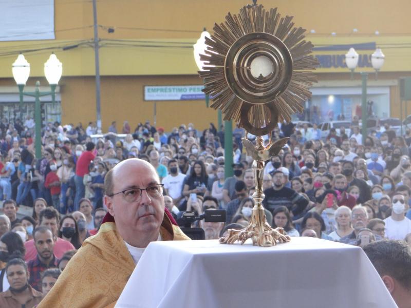 Milhares de fiéis participam da celebração de Corpus Christi em Apucarana