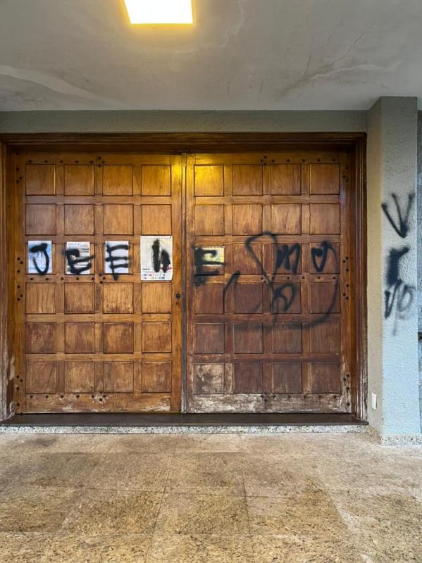 Vândalo picha portas da igreja São Vicente Pallotti e imagem do Santo, em Arapongas