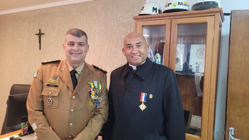 Padre José Rezende recebe medalha da Polícia Militar do Paraná 