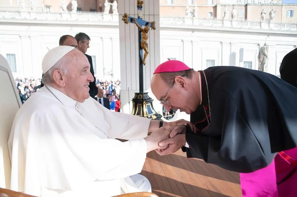 Dom Carlos saúda o Papa Francisco e pede benção pra Diocese de Apucarana 