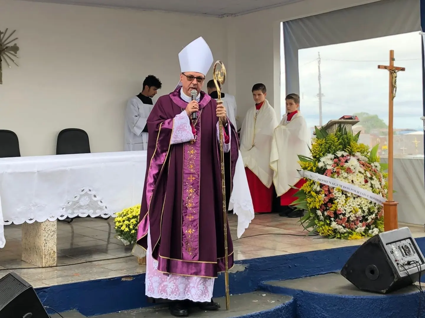 Dom Carlos celebrou no cemitério Cristo Rei 
