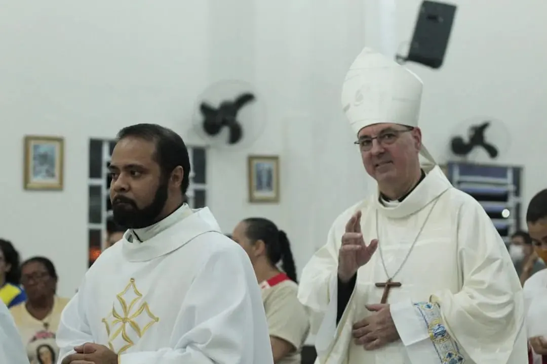 Dom Carlos presidiu missa na paróquia Santa Joana D´Arc onde está hospedado e em missão 