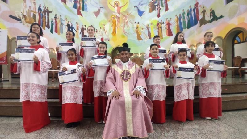 Aconteceu na Catedral em Apucarana a investidura de novos coroinhas