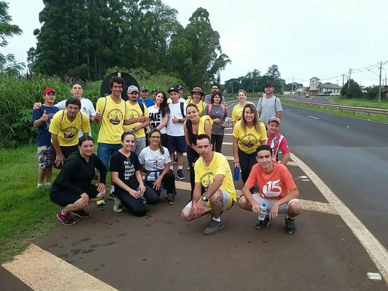 Vai na Fé: grupo de Califórnia segue a pé para 4ª Romaria em Apucarana