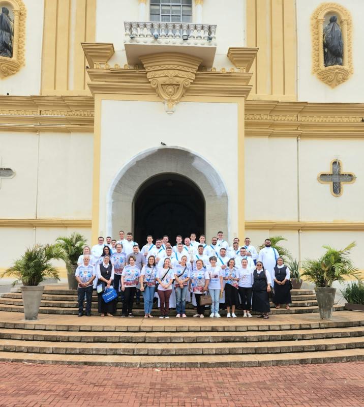 Imagem de Nossa Senhora de Lourdes visita casas e comércios de Apucarana