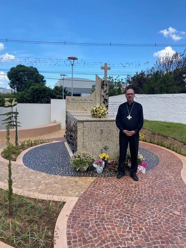 Dom Carlos José visitou novo túmulo do Padre Tabone em Cambira