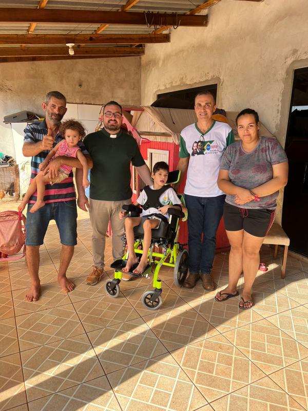 Serviço Diocesano de Caridade faz doação a criança em Sabáudia