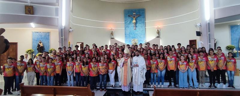 Dom Carlos José crismou vários jovens em Arapongas