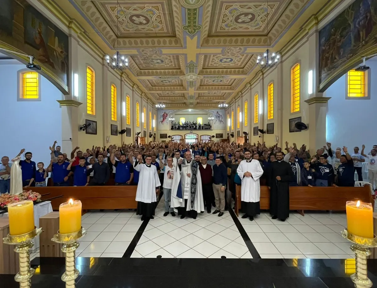 Dom Carlos rezou o terço com todos eles