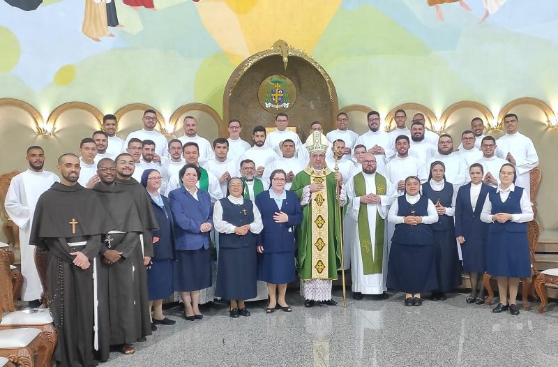 Diocese de Apucarana celebra com uma bonita missa a abertura do mês vocacional na catedral diocesana