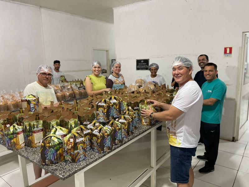O Serviço Diocesano de Caridade conta com voluntários para embalar os panetones