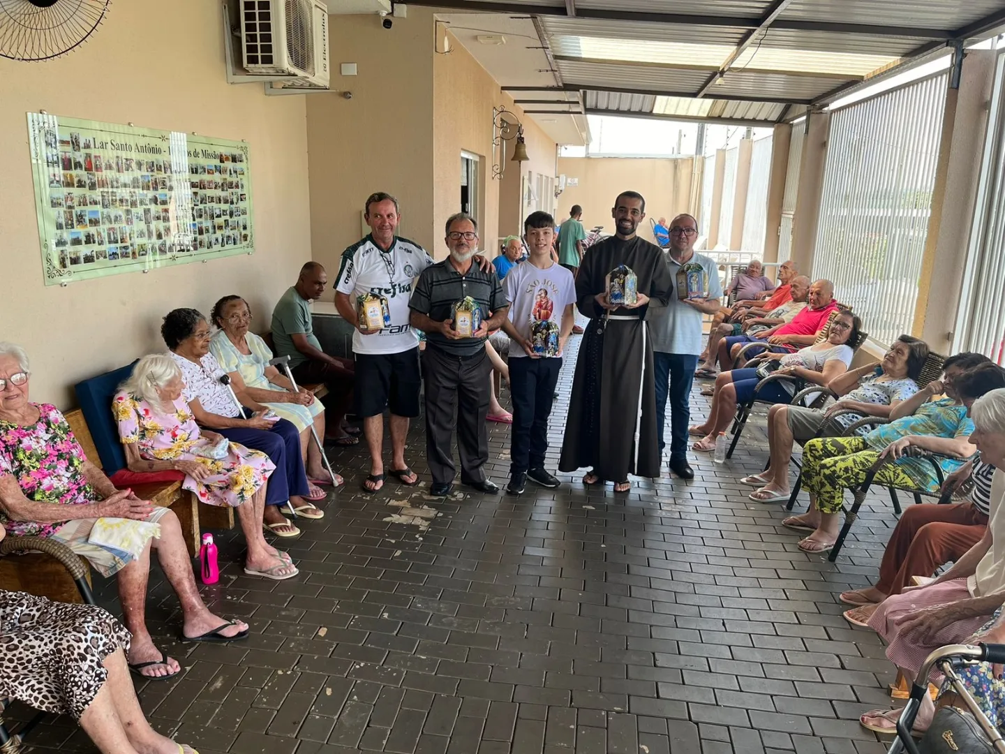 Diáconos da Diocese de Apucarana visitam as casas de acolhida e distribuem panetones 