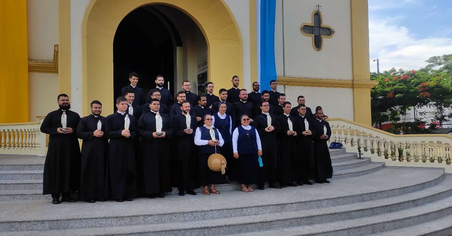 Seminaristas e Irmãs Servas da Palavra saem pelo comércio e casas de Apucarana 