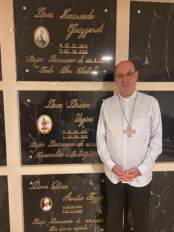 Dom Carlos visita túmulo de Dom Dirceu Vegini