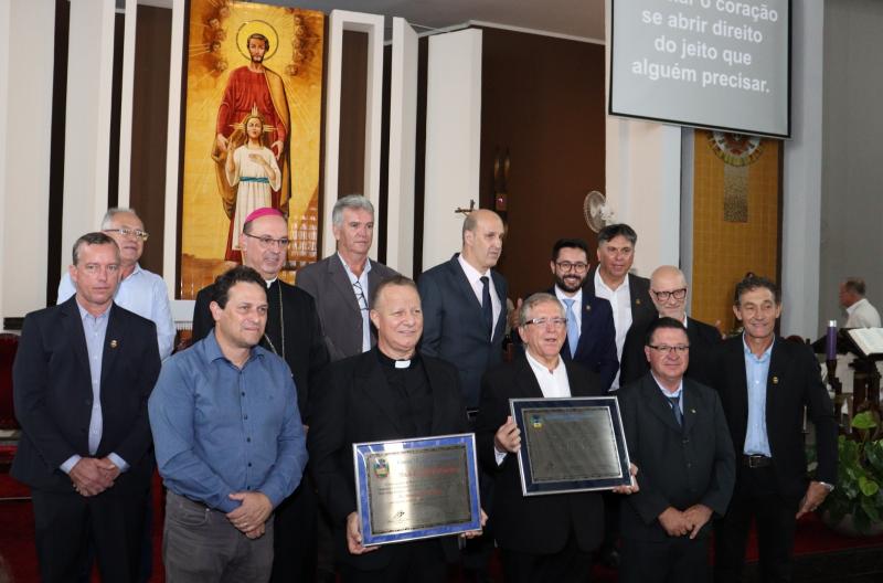 Dois padres josefinos receberam honraria em Apucarana 
