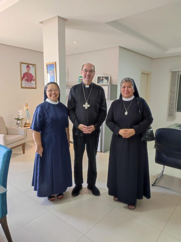 Oblatas de São José visitam o bispo diocesano 