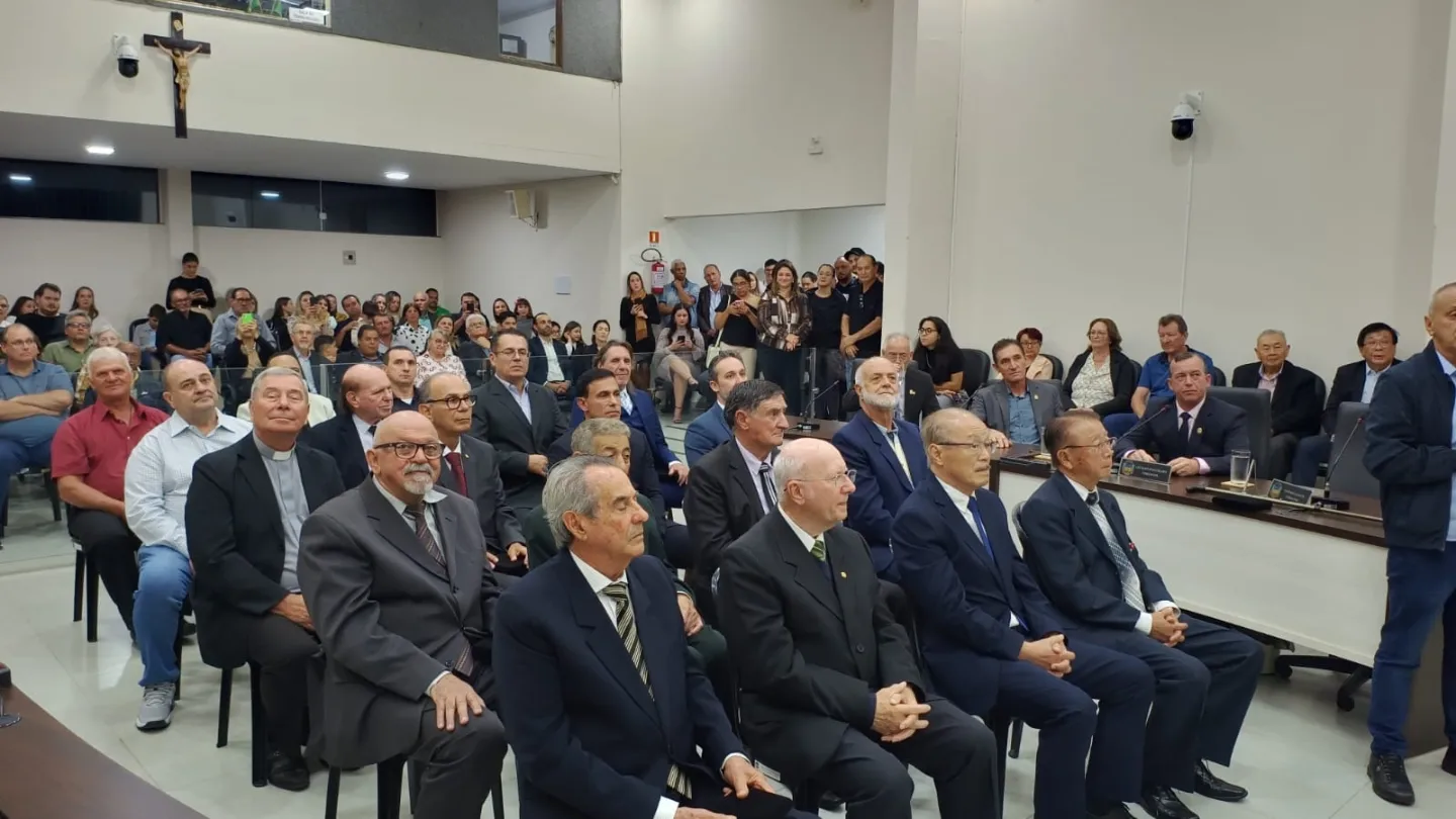 Honraria é concedida para 2 sacerdotes e um diácono 