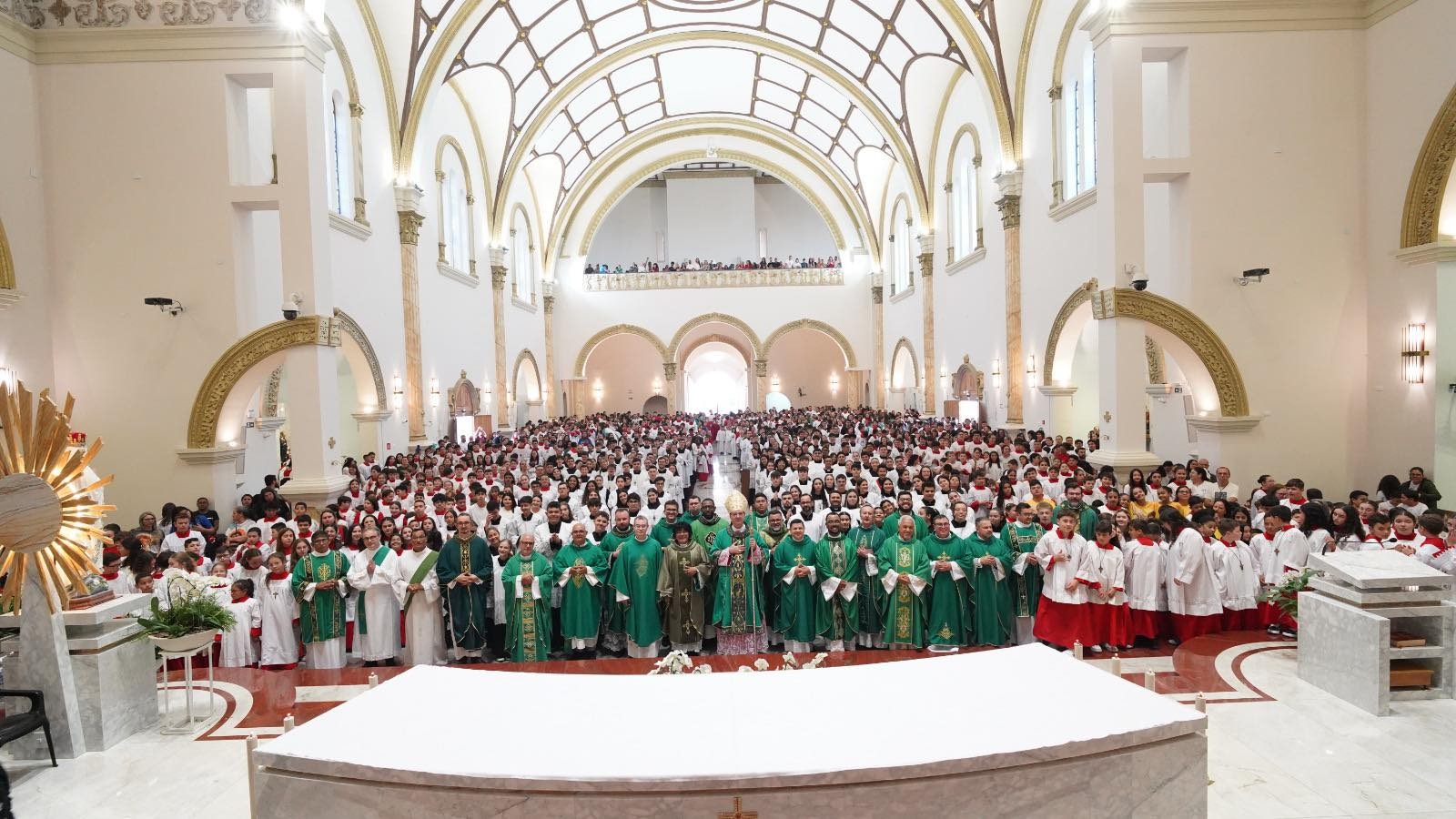 Coroinhas, cerimoniários e seminaristas lotaram a Catedral Basílica