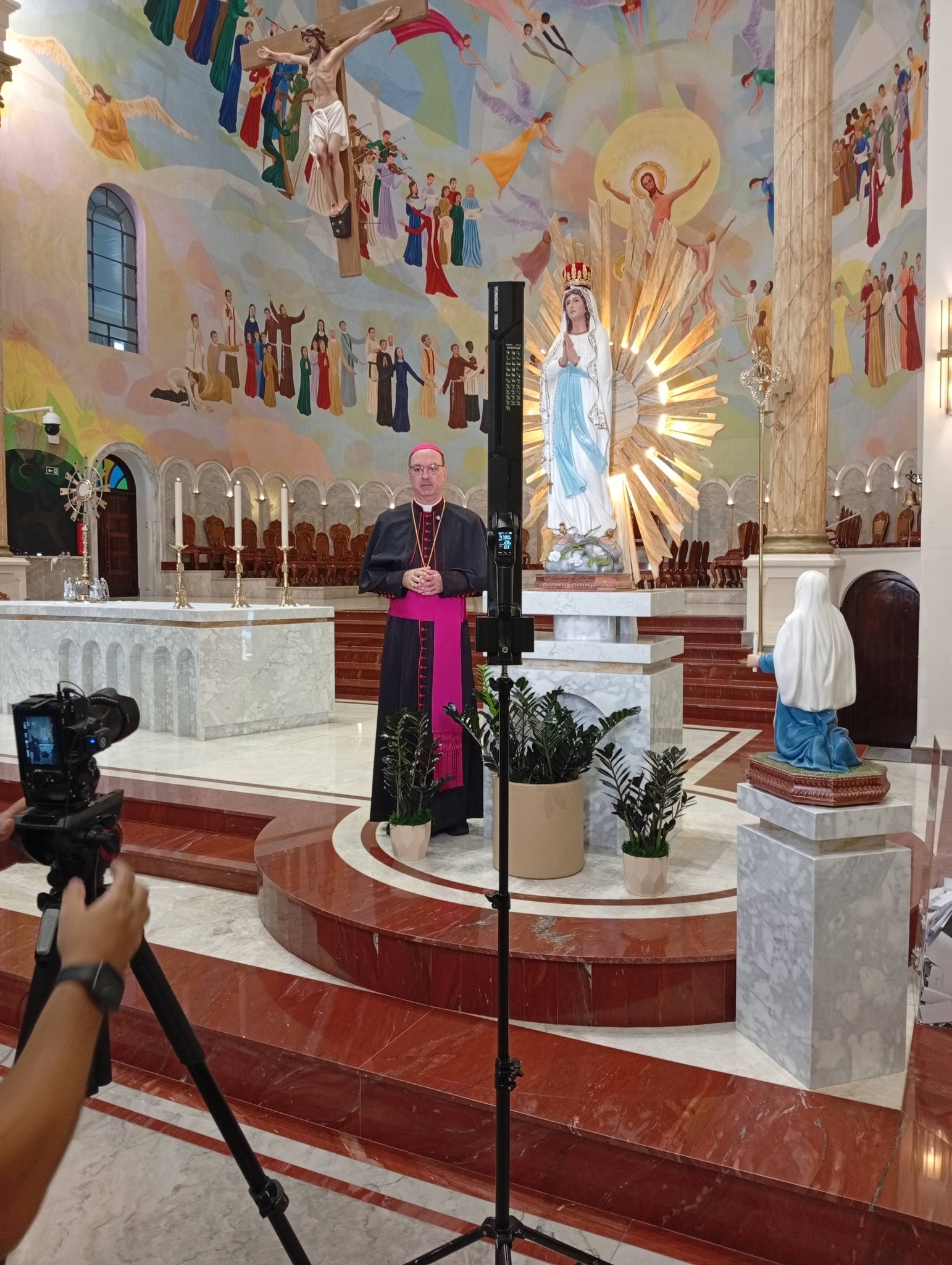 Benção aos fiéis durante as gravações do bispo diocesano