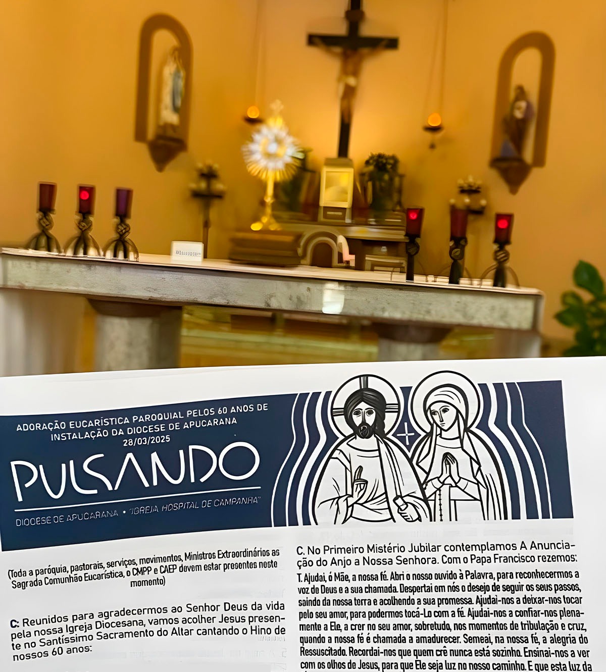Pessoas na missa com um Pulsando