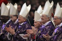 Membros da Cúria comentam decis&#227;o de Bento XVI