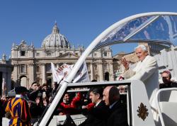 Bento XVI se despede dos fiéis na Praça S. Pedro