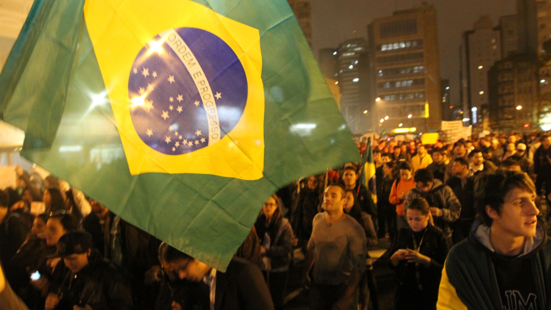 BISPOS MANIFESTAM APOIO &#192;S MANIFESTAÇ&#213;ES