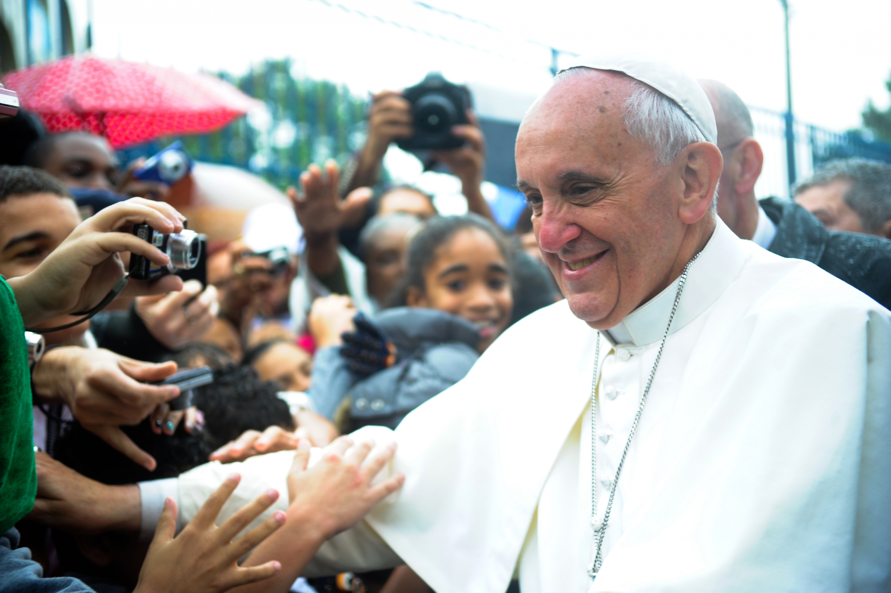 PAPA FRANCISCO DOA DINHEIRO A COMUNIDADE DE VARGINHA