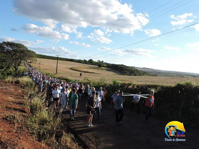 Fiéis participam da 1ª Caminhada Penitencial Vocacional 