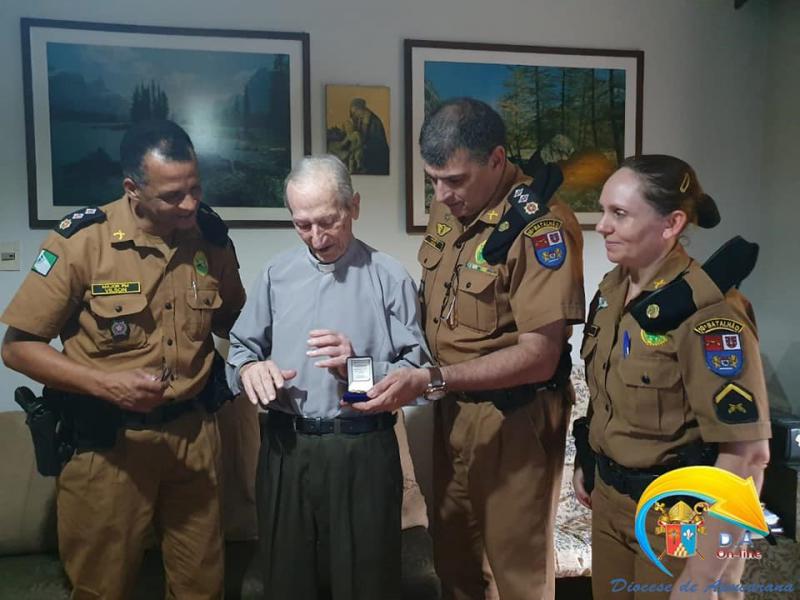 Padre Egídio de Vidi recebeu homenagem da PM de Apucarana